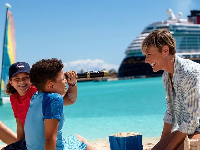 Disney cruise line disney castaway cay bahamas brincando na areia